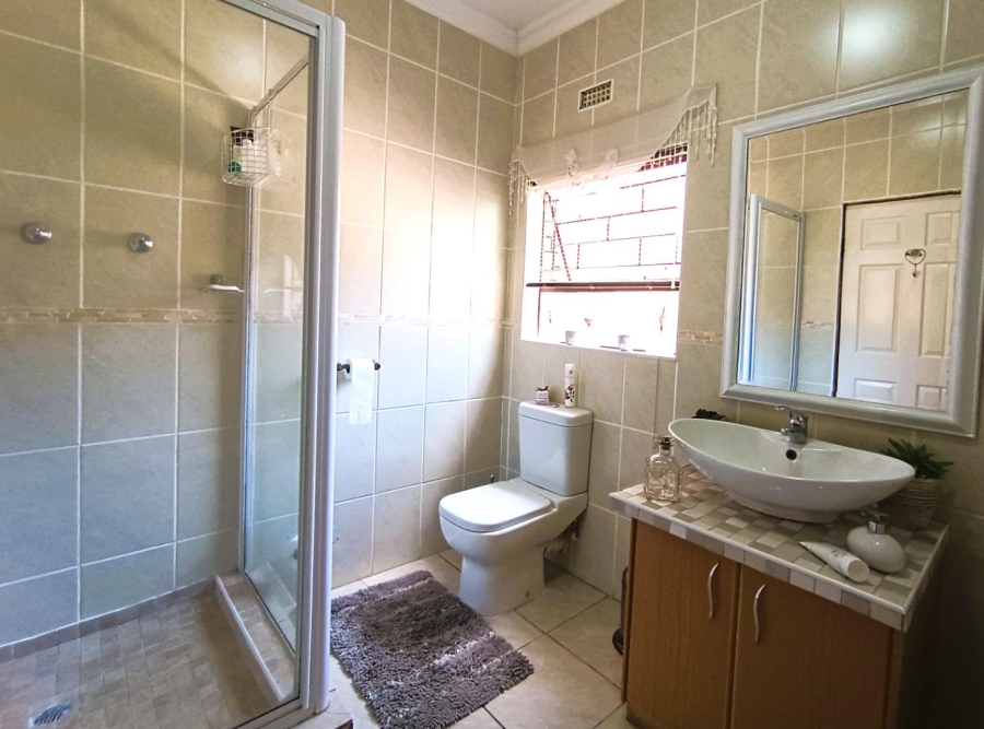 5 Bedroom Property for Sale in Langenhovenpark Free State